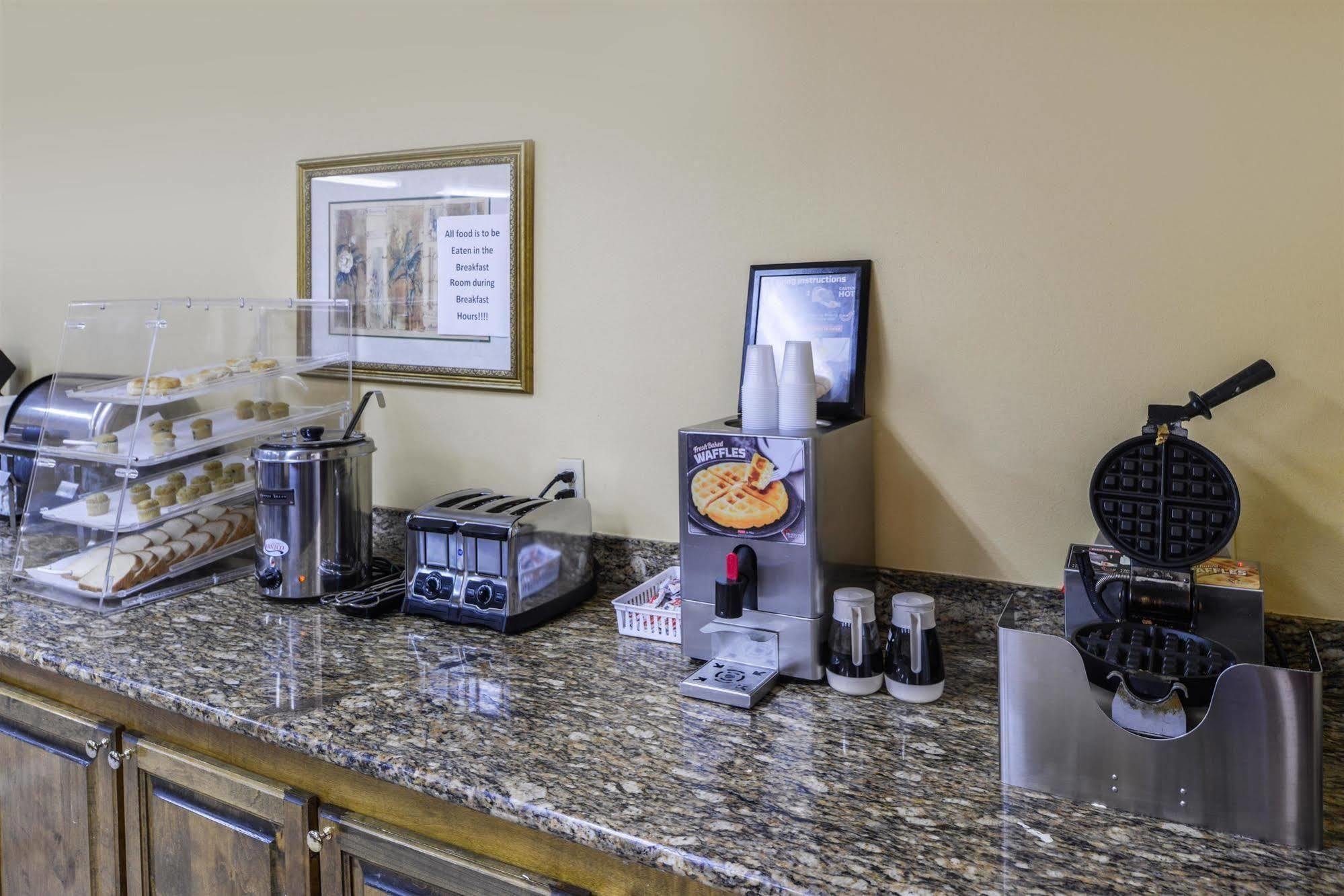 Americas Best Value Inn Wiggins Экстерьер фото