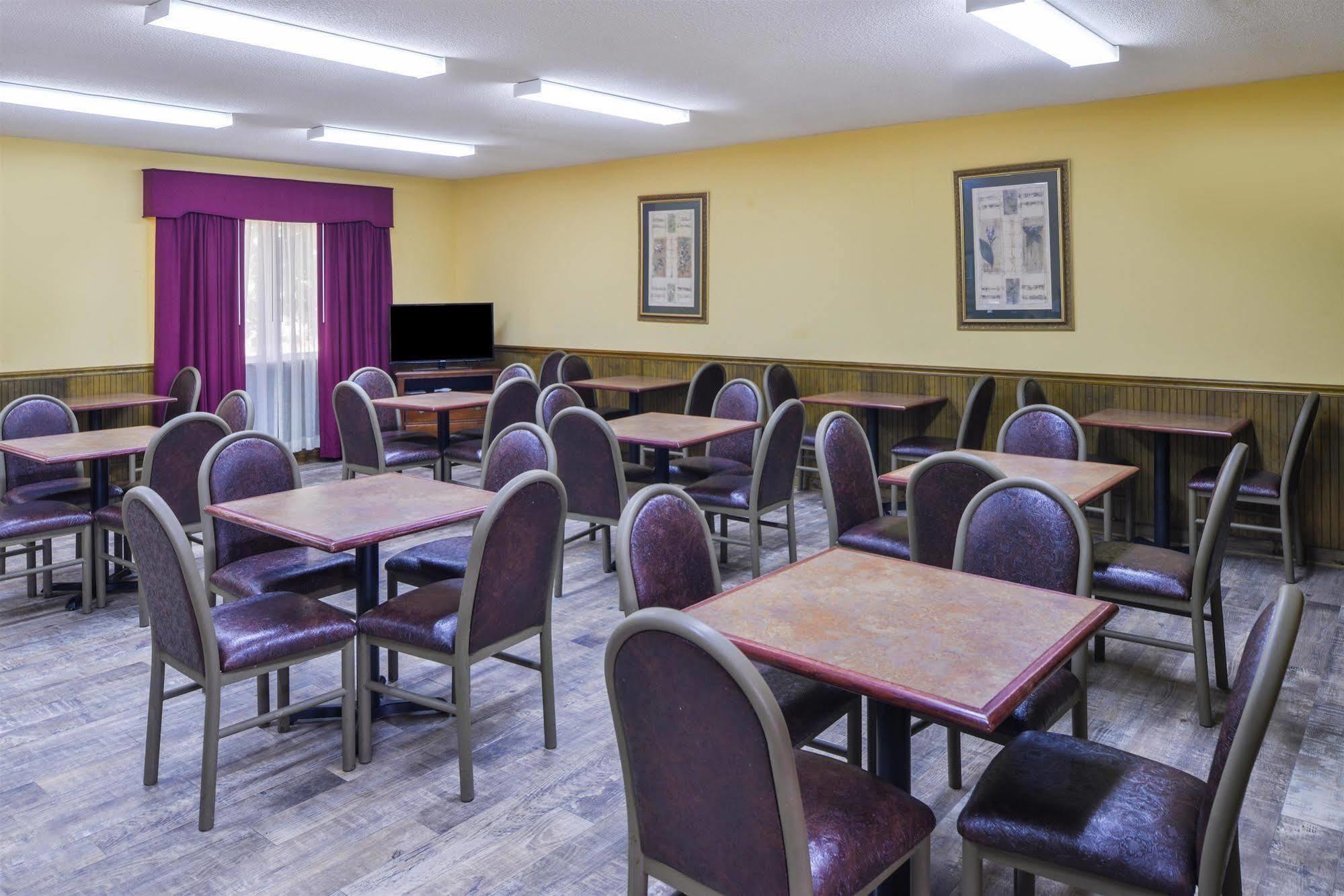 Americas Best Value Inn Wiggins Экстерьер фото